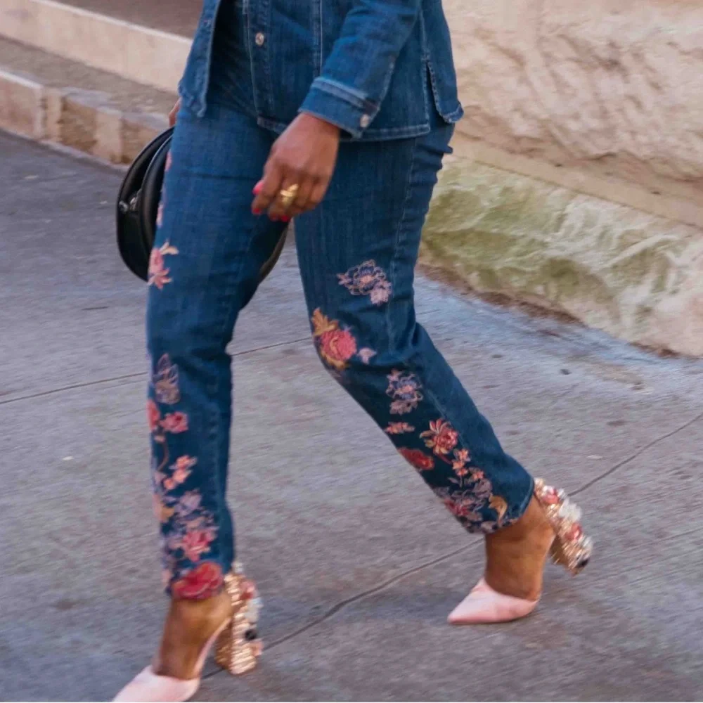 Chico's  Women's Girlfriend Blue Floral Embroidered Ankle Cropped Jeans Size 8R - Picture 2 of 15
